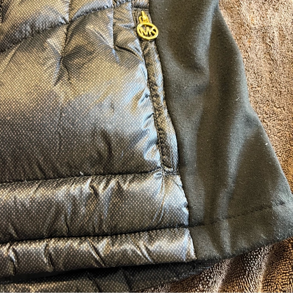 Michael Kors down quilted puffer vest with Gold tone logo size small - Picture 3 of 9